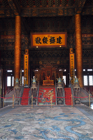 故宫不愧为皇家的园林,那气势,那建筑的美妙,结构,格局,我敢说紫禁城