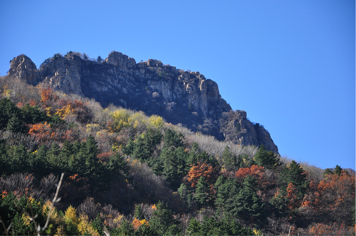 "主峰一带明显突出，其外围呈中低山峦，地貌十分复杂。在莲花池有写生的学生，作画之人已是风景一角_雾灵山"的评论图片