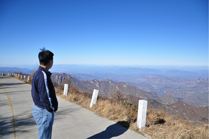 "主峰一带明显突出，其外围呈中低山峦，地貌十分复杂。在莲花池有写生的学生，作画之人已是风景一角_雾灵山"的评论图片