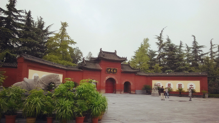 成都武侯祠的时候,有段路就是竹子配红墙,当时拍了好多照片_白马寺"的