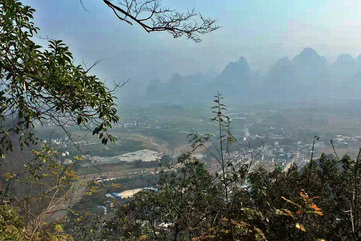 "自此，兴坪多了个不收费的新景点，寂寂无名的老寨山成了小有名气的最佳摄影点。这里已能欣赏山下风光_老寨山"的评论图片