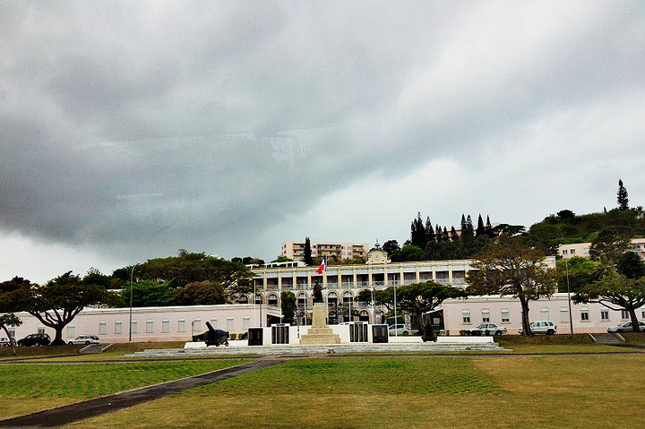 大学商业街这里是中国城这个唐人街看到的越南人多这个教堂是努美阿市