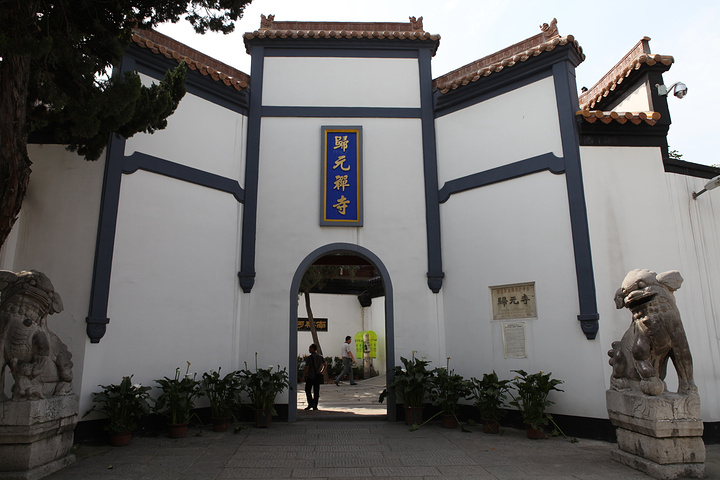 017特别有意思的是游客可以在罗汉堂数罗汉_