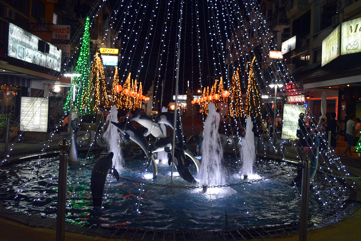 有了"白虎精",这里还有"蛇精"- snake bar.声名远播的白虎酒吧,很大.