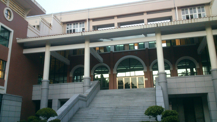 以其涂鸦出名,确确实实很佩服厦大学生们的艺术细胞和创意~但随之而来