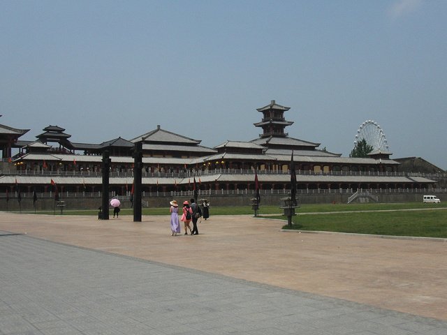 主宫四海归一殿威严矗立高耸挺拔淋漓尽致地表现出秦始皇并吞六国一统