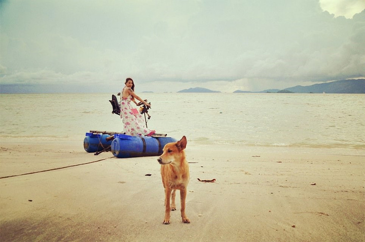 一对有爱的外国情侣和沙滩上狗狗去戏水,,狗狗玩得很开心