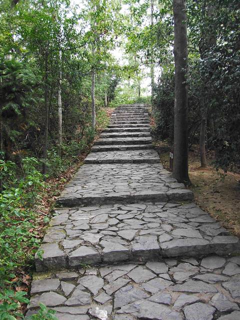 原名為琅琊峰,峰後是東嶽廟,與黃金山森林公園相對,2006年1月16日