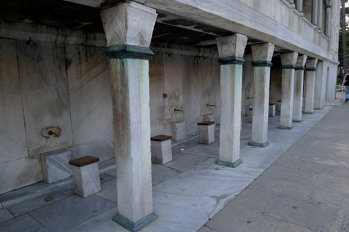 原本只有圣地麦加的克尔白清真寺才能有六根宣礼塔而这座清真寺作为