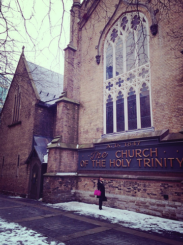 "再次感叹地广人稀的好处，若不是有周围的现代建筑入镜，雪地里古老的教堂宛若回到公元1847，蹑手..._圣三一教堂"的评论图片