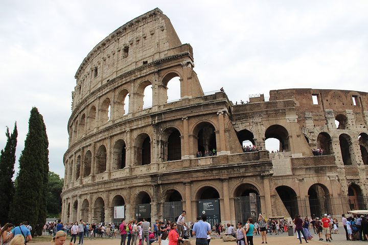 竞技场的功能性设计也非常合理,角斗士从何处出入,在哪里休息,猛兽关