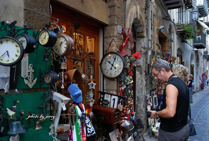 切法卢街头的古董铺