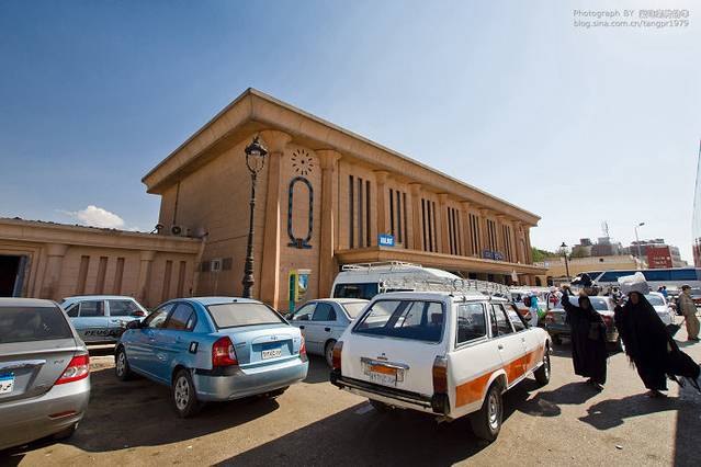 阿斯旺的火车站好像一个神庙.车站广场熙熙攘攘,热闹非凡.