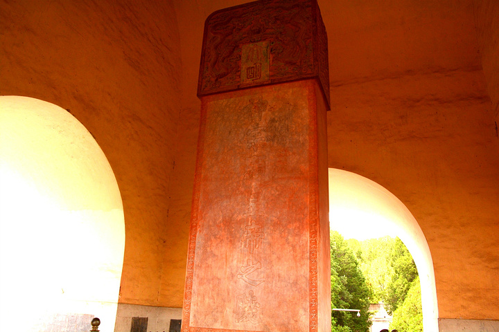 明十三陵面积很大顾名思义有十三个皇陵对外开放参观的只有长陵定陵