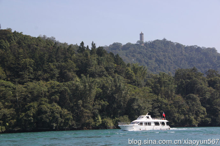 的水社大山高逾二千公尺,朝霞暮霭,山峰倒影,风