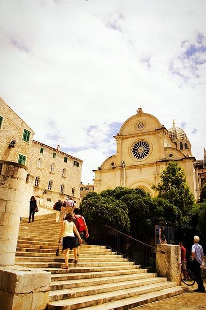 显示了建筑师对当地支持者的致敬. 北门上诡异的亚当和夏娃的雕像.