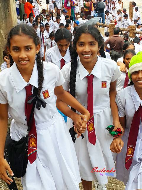 斯里兰卡学生的校服基本都是统一白色的,女孩个个都是梳着长辫的卷发.