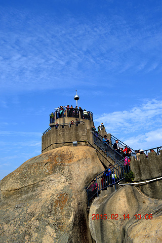 日光岩俗称岩仔山别名晃岩相传1641年郑成功来到晃岩看到这里的景色