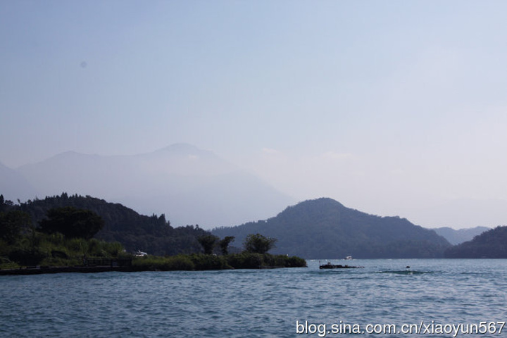 的水社大山高逾二千公尺,朝霞暮霭,山峰倒影,风