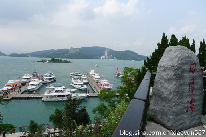 的水社大山高逾二千公尺,朝霞暮霭,山峰倒影,风