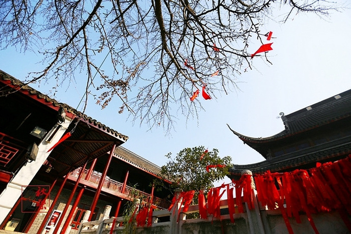 "都说秋风扫落叶，加上最近天气多变且恶劣，担心枫叶掉光，等真正来到栖霞山，赤橙黄绿、层林尽染，美丽非常_栖霞山"的评论图片