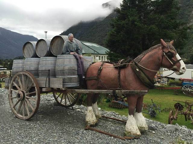 外面陈列着同样古老的汽车和马车,当年这些车子应该各司其职.