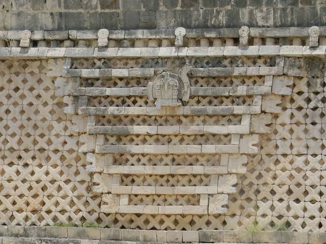 一圈又一圈,盘绕的蛇神.蛇神的玛雅名为kukulcan,也就是库库尔坎蛇神.