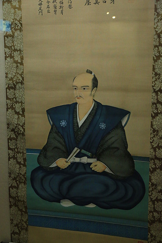 长的怎么像白种人?长浜城里出了画像,还有很多群雄的文稿.