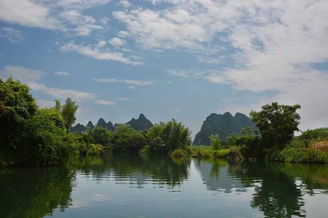 树木葱茏,倒影于碧绿的河面,相是非曲直成黛… 大新黑水河距崇左市区