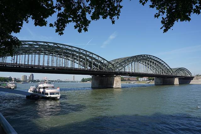 走到莱茵河边,观赏霍亨索伦桥.