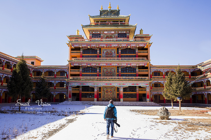 赛格寺是全藏区规模最大的藏传佛教觉囊派寺庙,位于阿坝县城东侧.