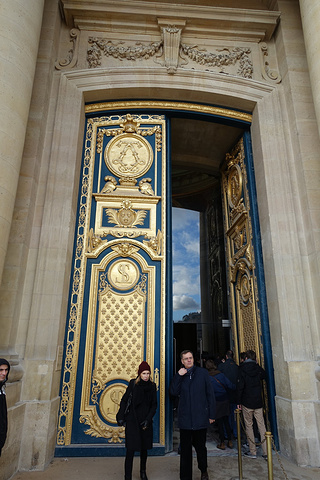 2017工作人员需要查看包里的东西,在这还发生