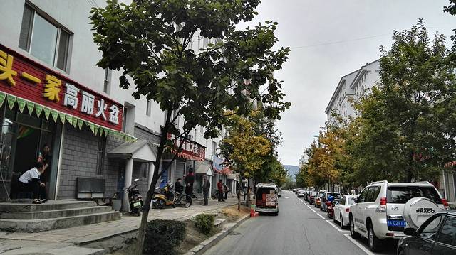 看过景点,进到集安市里,干净整齐的街道,更显宁静舒服.