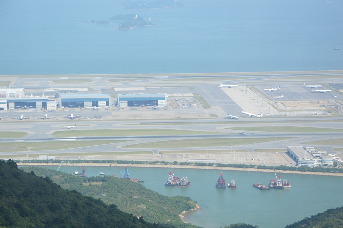 香港国际机场地处香港离岛区大屿山赤腊角是香港目前唯一的民航机场