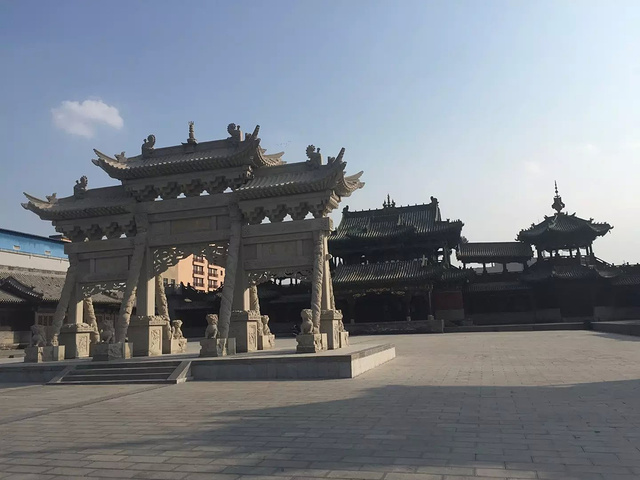 "善化寺边上的仿古建筑群。听说这家店的东西挺好吃很有特色，奈何我是一个人出门，就没有进去尝尝了_善化寺"的评论图片