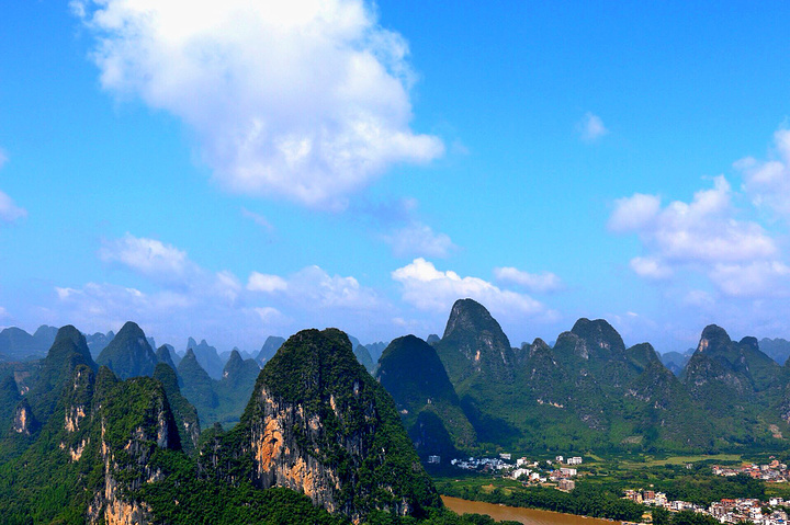 "坐在山上 欣赏着美景 感觉一切烦恼都没有了。美丽的桂林山水。登上老寨山 看到这一切 觉得再难爬也值了_老寨山公园"的评论图片