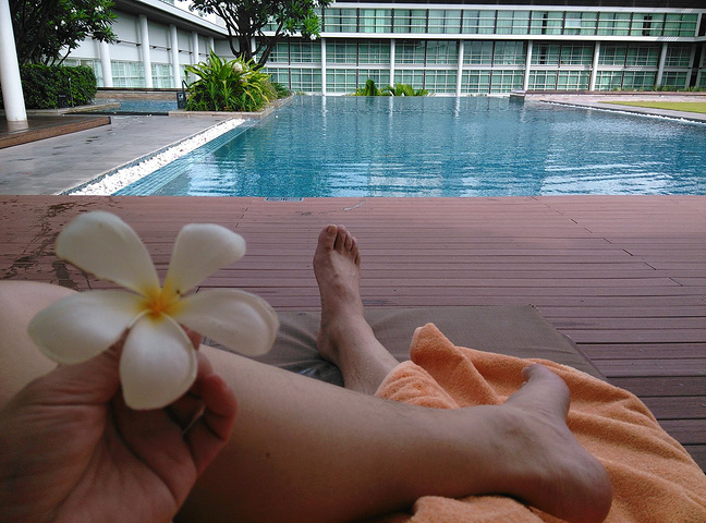 所以早上7点多的时候游泳池里没有人游了几圈上来喝口石榴汁休息一下