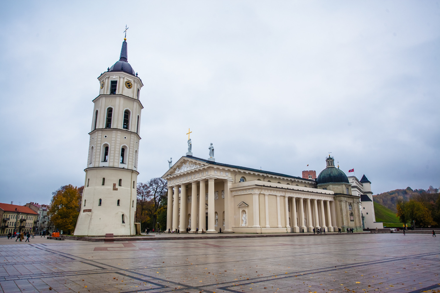 维尔纽斯大教堂所在的教堂广场,是整个城市的中心区域,由老城区,大学