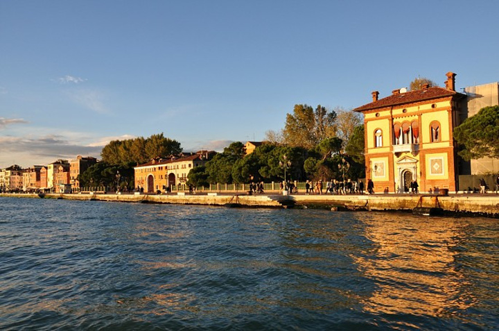 观光水上巴士从主岛火车站码头到达威尼斯最大