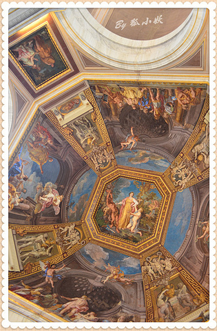 屋顶上美轮美奂的壁画这里也有一个万神殿,同样模仿昨天我们去的那个