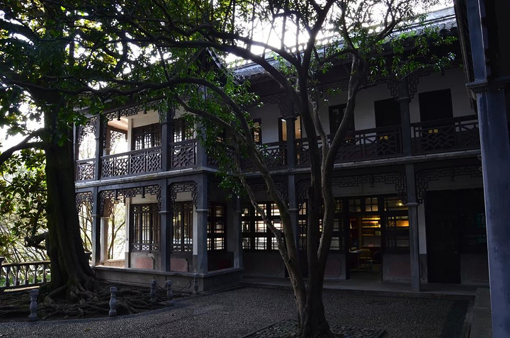 这里原来是南京一位藏书家蒋苏庵的别墅,里面一栋两层的中西合璧楼