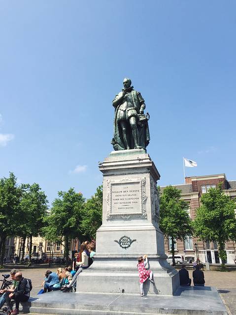在广场的中央矗立着荷兰国父奥兰治亲王(william i, prince of orange
