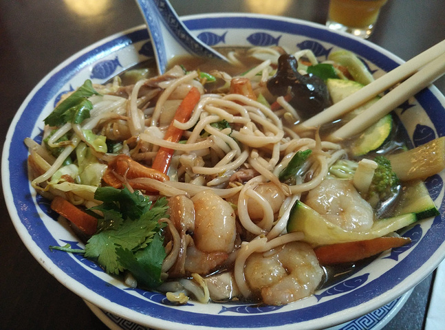 坐下点菜,发觉是江苏同胞开的餐厅,好吧,就来碗苏北大杂烩面吧.