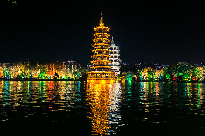 日月双塔坐落在桂林市美丽的杉湖中号称世界第一铜塔两江四湖千山环野