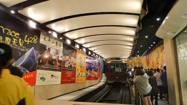 2018香港著名企业家李嘉诚的蜡像被放置在山