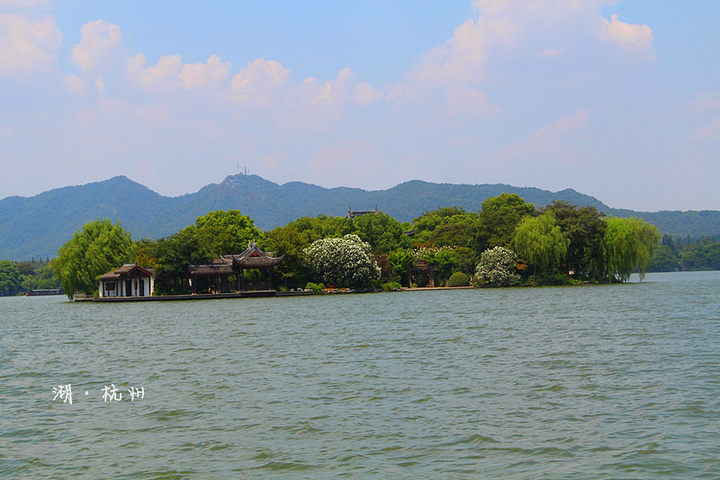 三潭印月岛是西湖中最大的岛屿风景秀丽景色清幽在岛上最大的看点就是