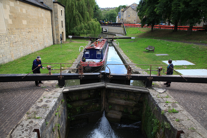 埃文河(avon)不宽的河道上有个小船闸,非常有趣,我们居然在这儿怔怔的