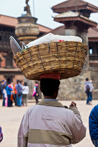 矗立着一根高高的石柱,顶端上的人像合十盘坐,面向黄金门,那就是马拉