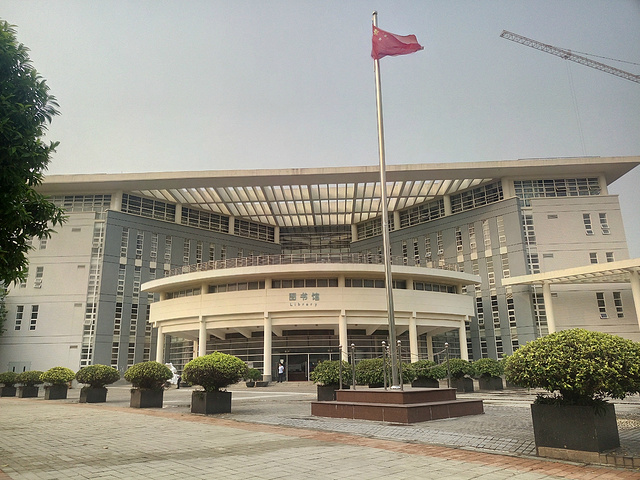 星海音乐学院图书馆,很大气若大的一个草坪,突兀的立在中间,乖乖的.
