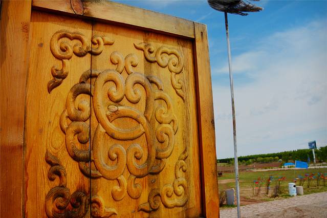 蒙古包的木门有非常漂亮的纹饰